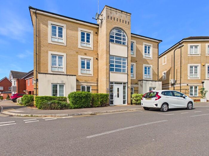 2 Bedroom Apartment For Sale In Kings Reach, Langley, Berkshire, SL3