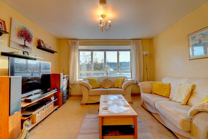 2 Bedroom Maisonette For Sale In London Road, High Wycombe, HP11