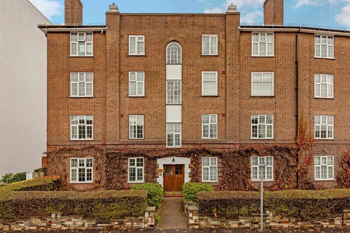 2 Bedroom Flat To Rent In London Road, Kingston Upon Thames, Surrey, KT2