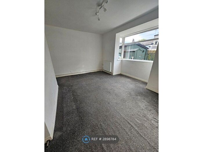 2 Bedroom Flat To Rent In Rooden Court, Prestwich, M25