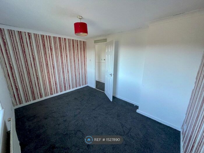3 Bedroom Flat To Rent In Watchmeal Crescent, Clydebank, G81