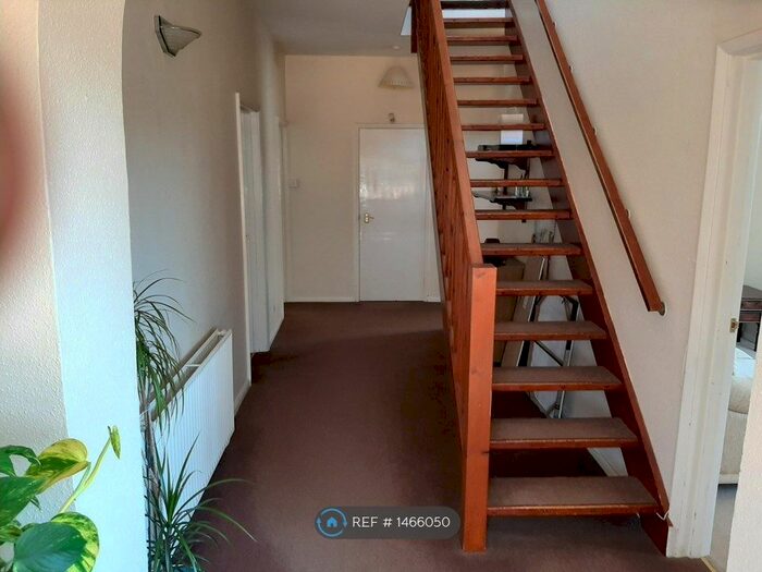 5 Bedroom Bungalow To Rent In Westfield, Northampton, NN3