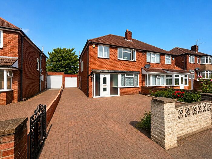 3 Bedroom Semi Detached House For Sale In Cranford Drive, Hayes, Greater London, UB3