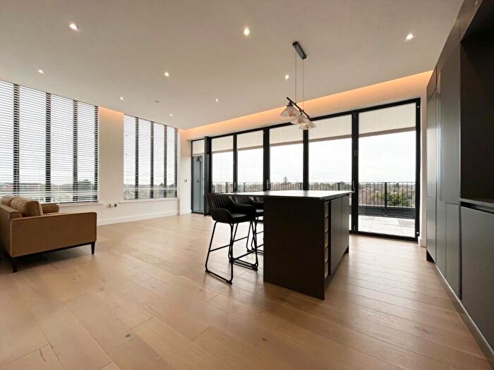 3 Bedroom Flat To Rent In Streetsbrook Road, Solihull, West Midlands, B91