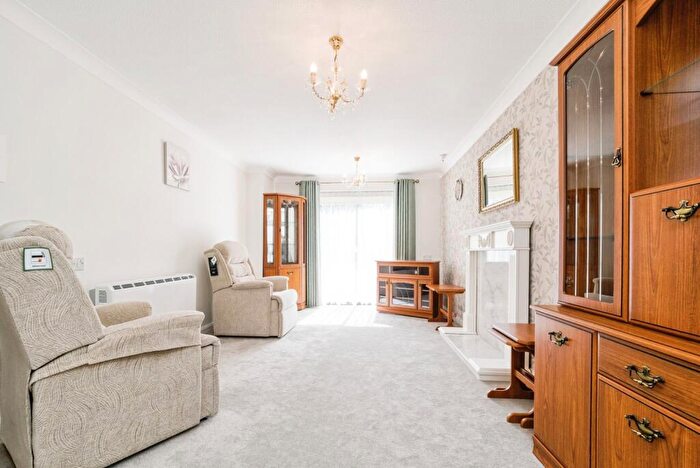 1 Bedroom Apartment For Sale In Cromwell Lodge, Barking, IG11