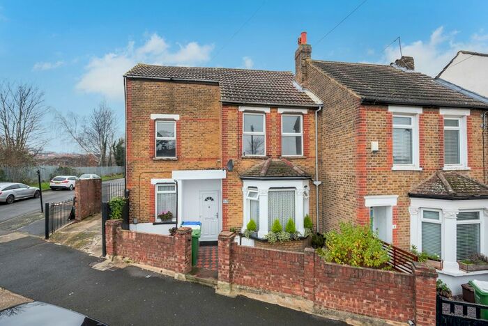 2 Bedroom Flat To Rent In De Luci Road, Erith DA8