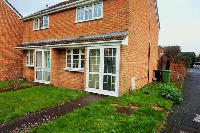 2 Bedroom Semi-Detached House To Rent In Oaktree Close, Hanham, BS15