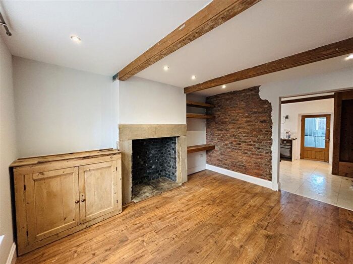 2 Bedroom End Of Terrace House To Rent In Dinting Lane, Glossop, SK13