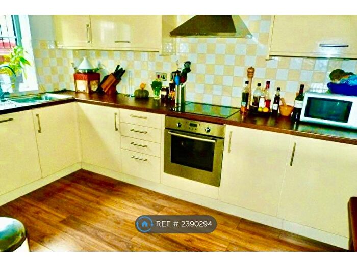 2 Bedroom Flat To Rent In Station Road, High Wycombe, Bucks, HP10