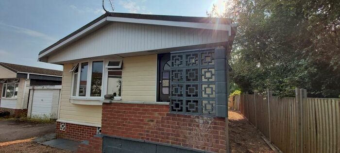 2 Bedroom Park Home To Rent In Mere Oak Lane, Three Mile Cross, RG7