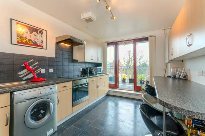 2 Bedroom Flat To Rent In Kendal Close, Whetstone, London, N20