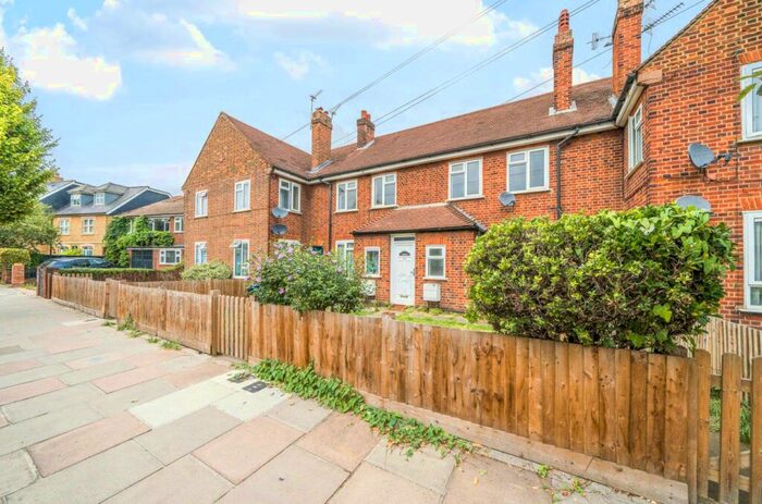 2 Bedroom Flat To Rent In Shacklegate Lane, Teddington, TW11