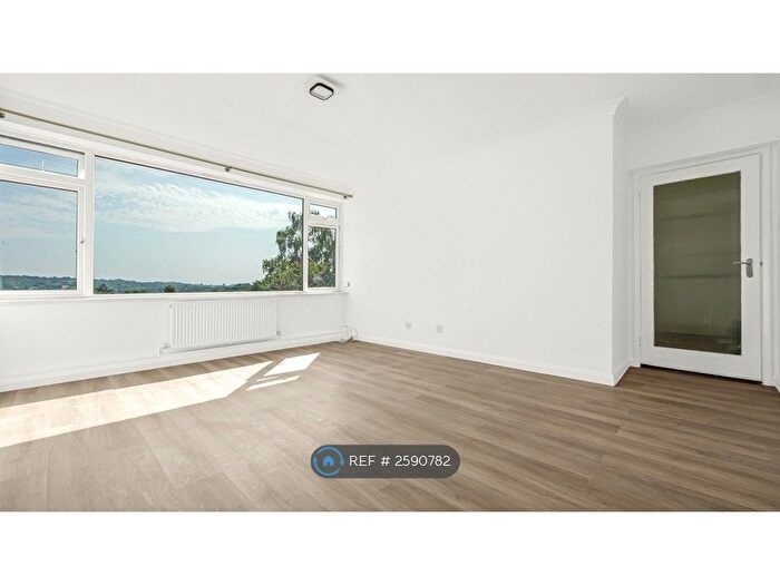 3 Bedroom Flat To Rent In Park Farm Close, London, N2