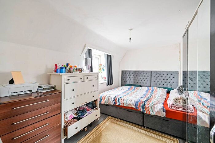 1 Bedroom Maisonette For Sale In Bromley High Street, Bow, E3