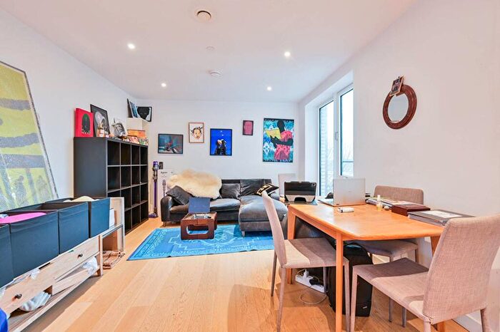 1 Bedroom Flat To Rent In Sayer Street, Elephant And Castle, London, SE17