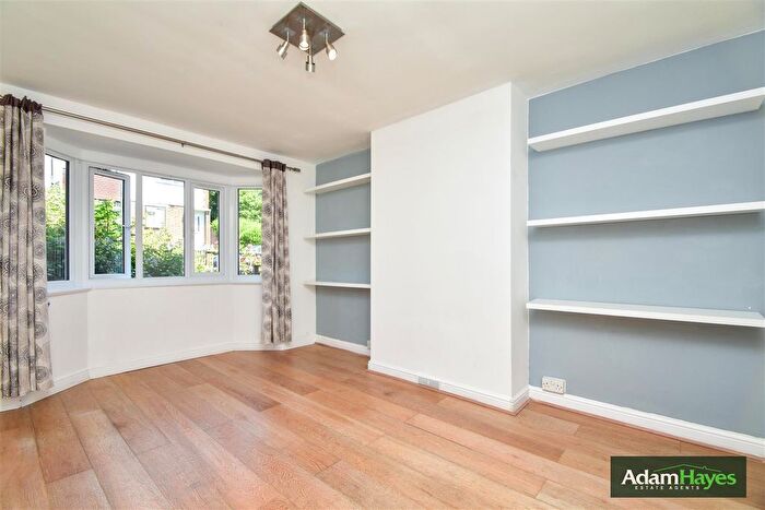 2 Bedroom Maisonette To Rent In Cardrew Close, North Finchley, N12