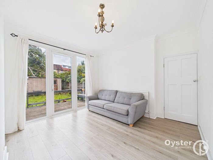 3 Bedroom Terraced House To Rent In Bexhill Road, London, N11