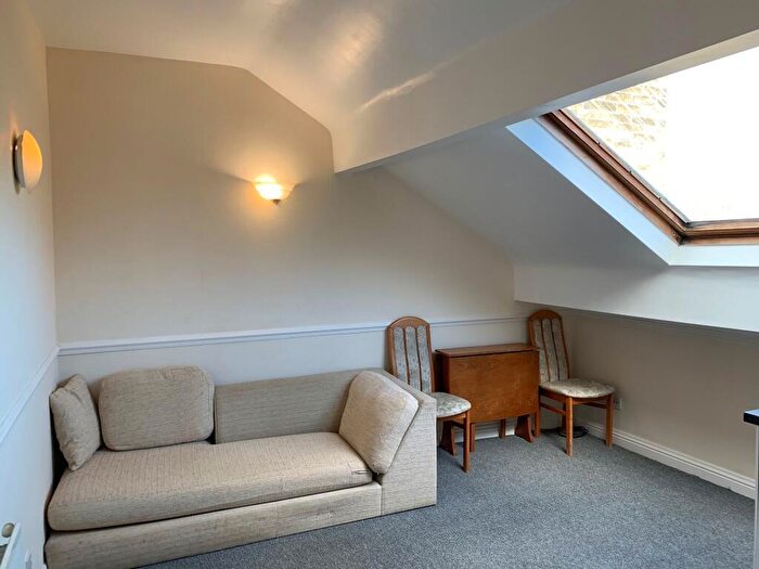 1 Bedroom Flat To Rent In Balmoral Place, Halifax, HX1
