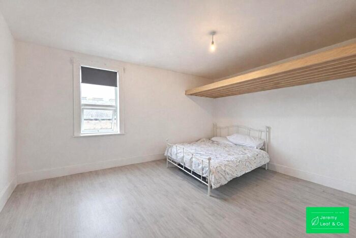 Studio To Rent In High Road, N2
