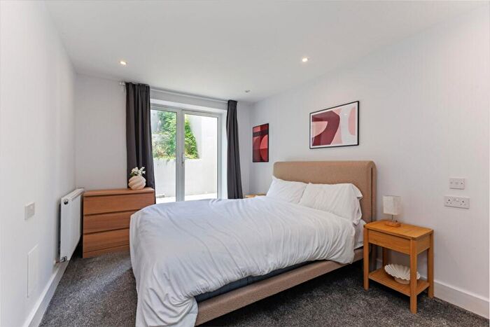3 Bedroom Flat To Rent In Thurlow Park Road London, SE21