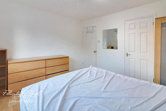2 Bedroom Apartment To Rent In Langbourne Place, London, E14