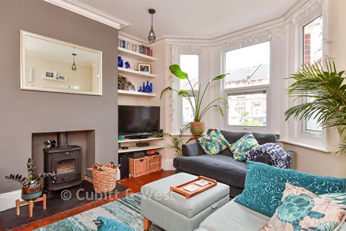 1 Bedroom Flat For Sale In St. Aubyn's Road, Fishersgate, Brighton, East Sussex, BN41