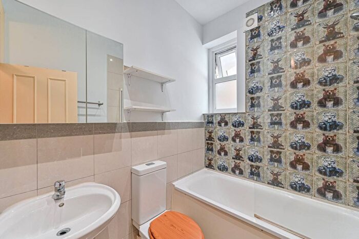 2 Bedroom Flat For Sale In Bavent Road, Camberwell, London, SE5