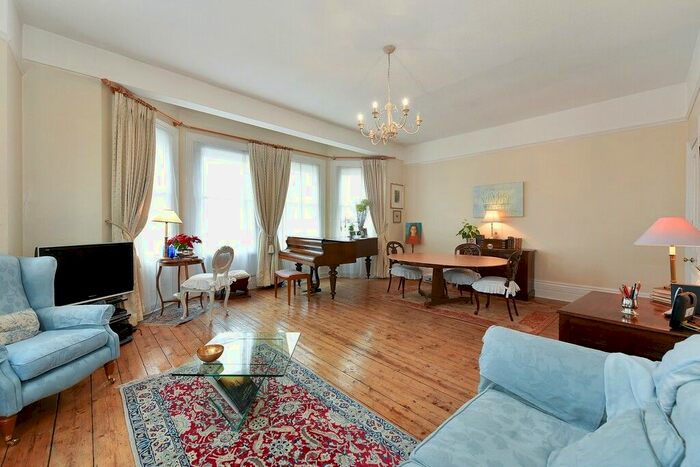 2 Bedroom Flat To Rent In Warwick Road, Earls Court, SW5