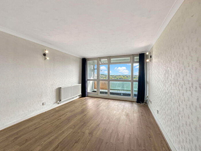 2 Bedroom Flat For Sale In Navestock Crescent, Woodford Green, IG8