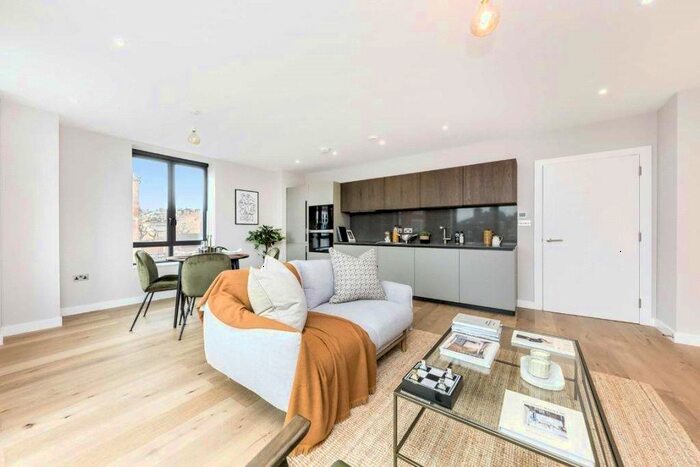 3 Bedroom Flat To Rent In Archway Road, Highgate, London, N6