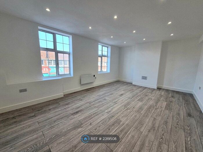 1 Bedroom Flat To Rent In Crown Lane, London, N14