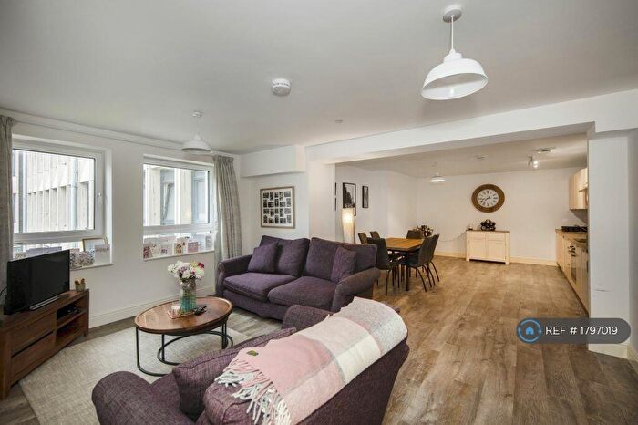 2 Bedroom Flat To Rent In Elfin Square, Edinburgh, EH11