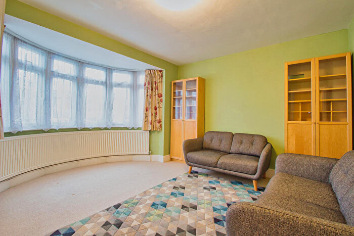 2 Bedroom Maisonette To Rent In Cowbridge Road, Queensbury, HA3