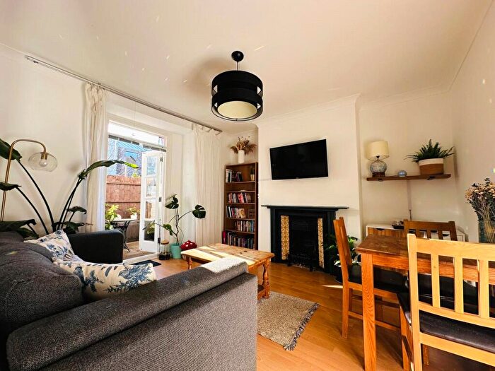 2 Bedroom Flat For Sale In Flat D, Rutland Park, London, SE6