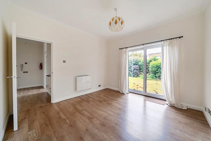 1 Bedroom Flat To Rent In Sunbury, Surrey, TW16
