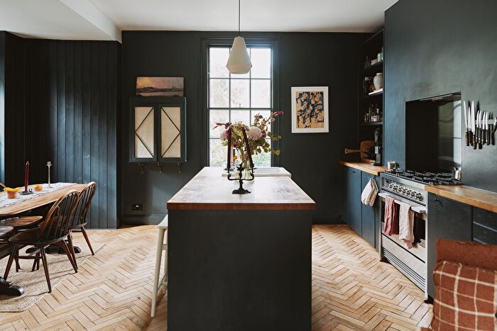 3 Bedroom Maisonette For Sale In Buckingham Road Ii, London, N1