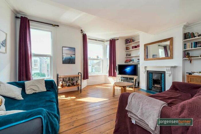 3 Bedroom Flat To Rent In Bloemfontein Road, Shepherds Bush, London W12