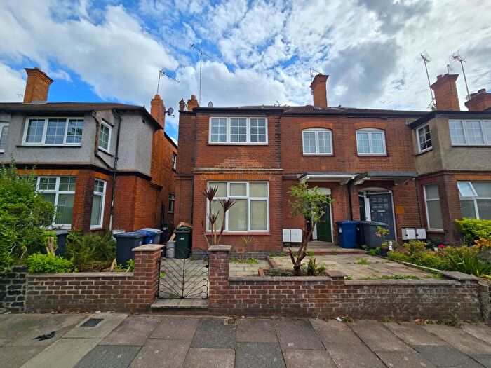 2 Bedroom Maisonette For Sale In Birley Road, London, N20