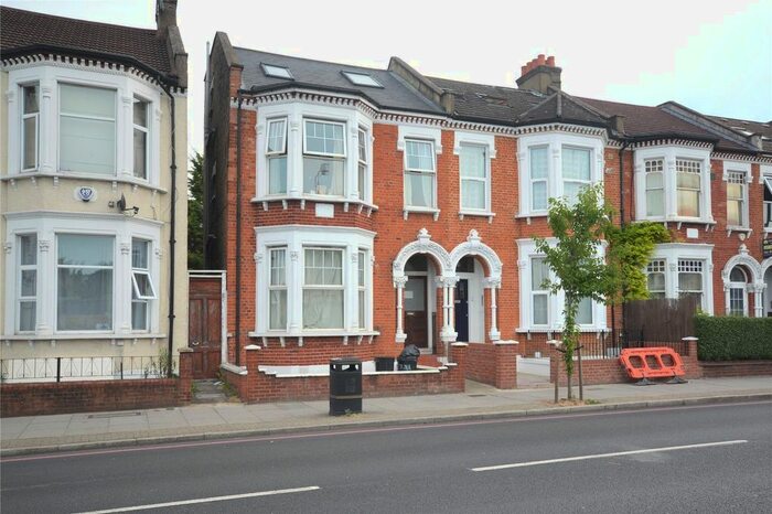 3 Bedroom Flat To Rent In Tooting Bec Road, Tooting Bec, London, SW17