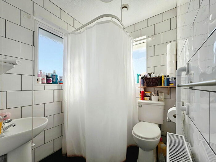 2 Bedroom Detached Bungalow For Sale In Westbourne Avenue, Holbury, Southampton, SO45