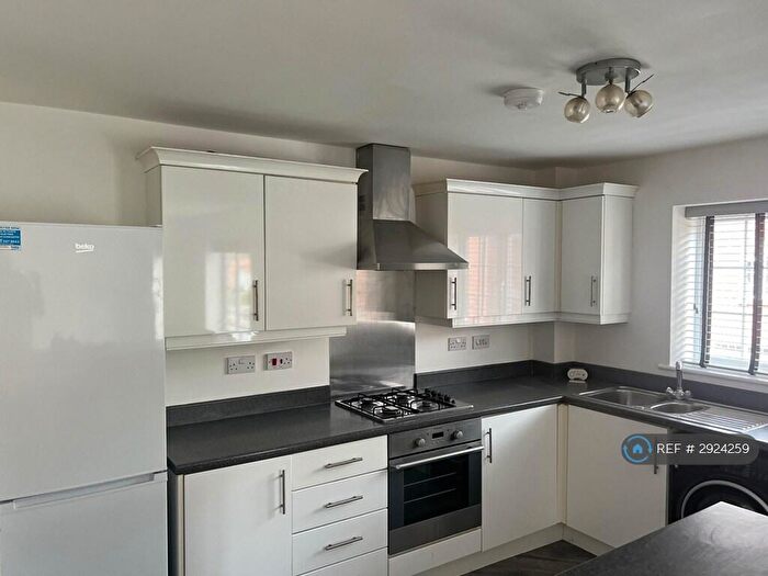 2 Bedroom Flat To Rent In Audenshaw, Manchester, M34