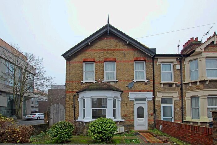 3 Bedroom Flat To Rent In Montague Road, Hounslow TW3