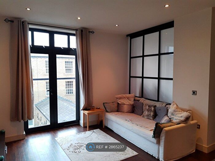 2 Bedroom Flat To Rent In Commercial Street, Huddersfield, HD1