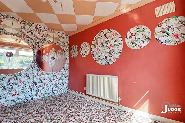 2 Bedroom Detached Bungalow For Sale In Hardie Crescent, Leicester, LE3