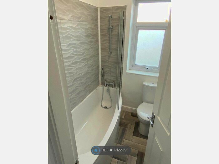 3 Bedroom Semi-Detached House To Rent In Somersall Street, Nottinghamshire, NG19