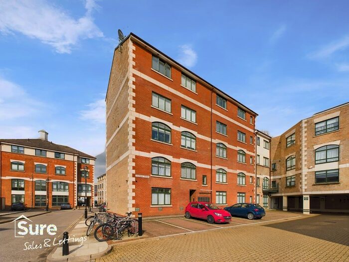 1 Bedroom Flat To Rent In Clifton Court, Corner Hall, Hemel Hempstead, Hertfordshire, HP3