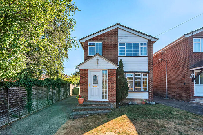 3 Bedroom Detached House For Sale In Rushden Way, Farnham, GU9