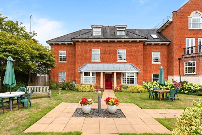 3 Bedroom Retirement Property For Sale In Potters Place, Horsham, RH12