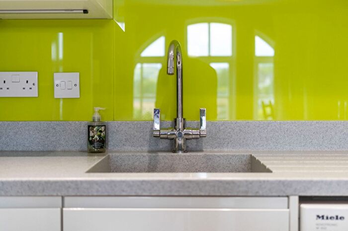 2 Bedroom Flat For Sale In Cheapside, Stroud, Gloucestershire, GL5
