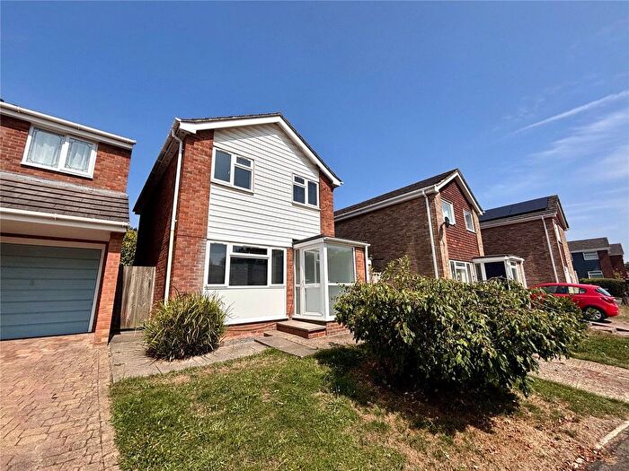 3 Bedroom Detached House For Sale In Bramshott Drive, Hook, Hampshire, RG27
